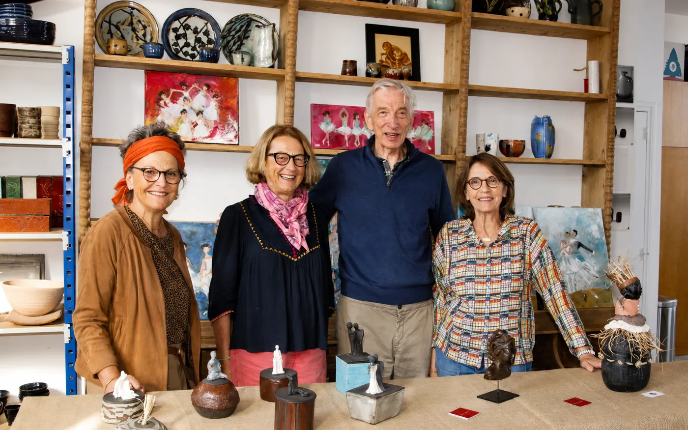 Expo-vente d'artisanat au profit de Befoza : organisateurs devant les céramiques et sculptures exposées