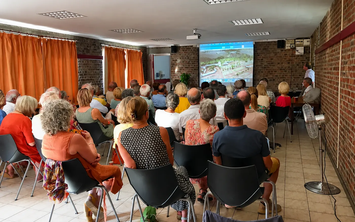 Rencontre-projection de l'association : le public découvre les avancées du village de Befoza sur grand écran