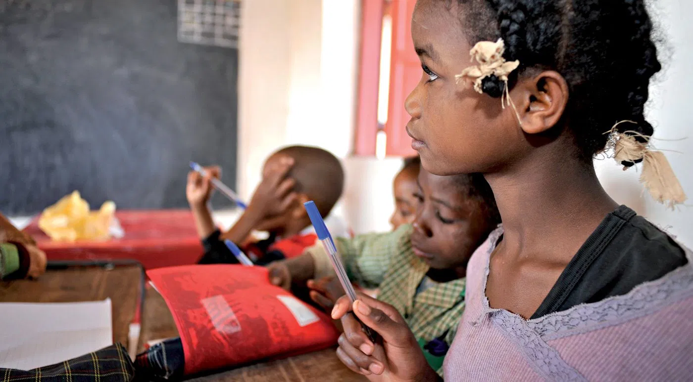 Une élève de l'école de Befoza en classe, un stylo à la main.