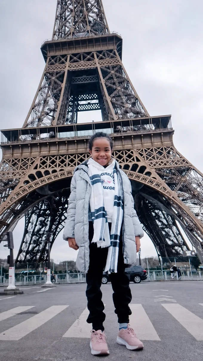 Tiana devant la tour Eiffel, après son opération